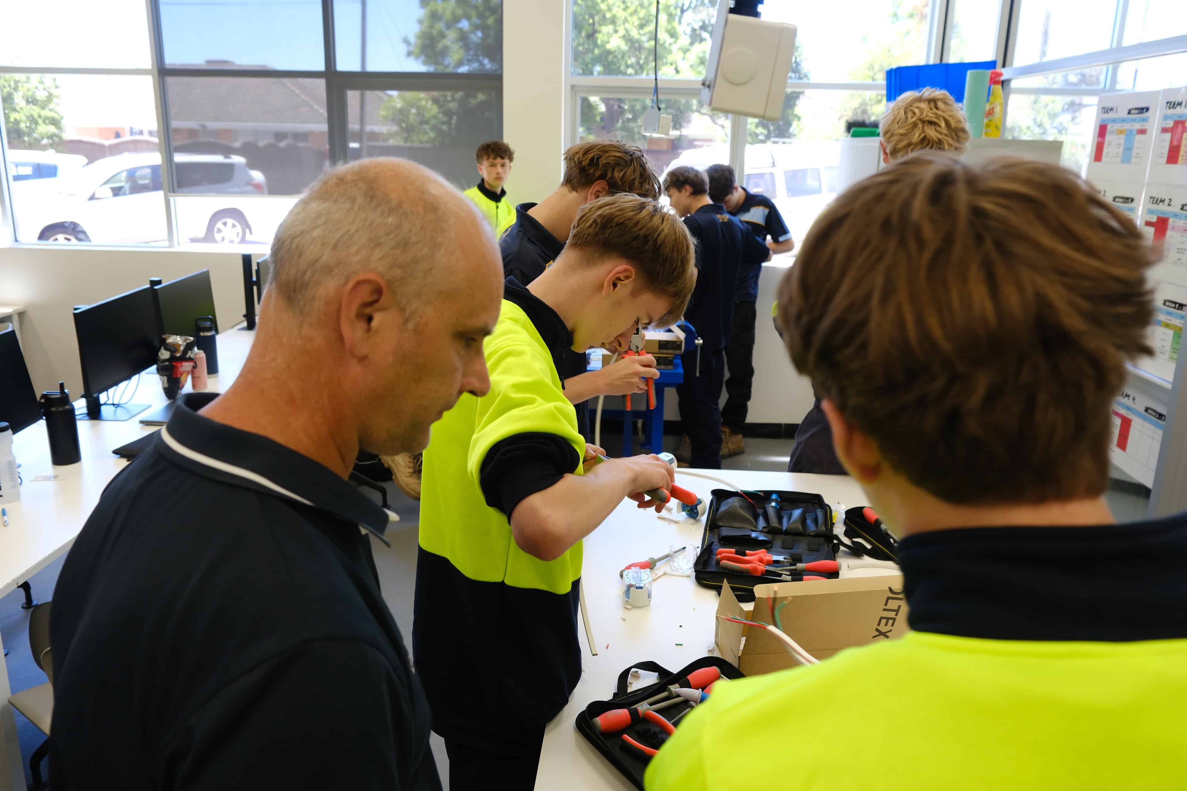 VET Certificate II in Electrotechnology (UEE22020) – Marcellin Technical College